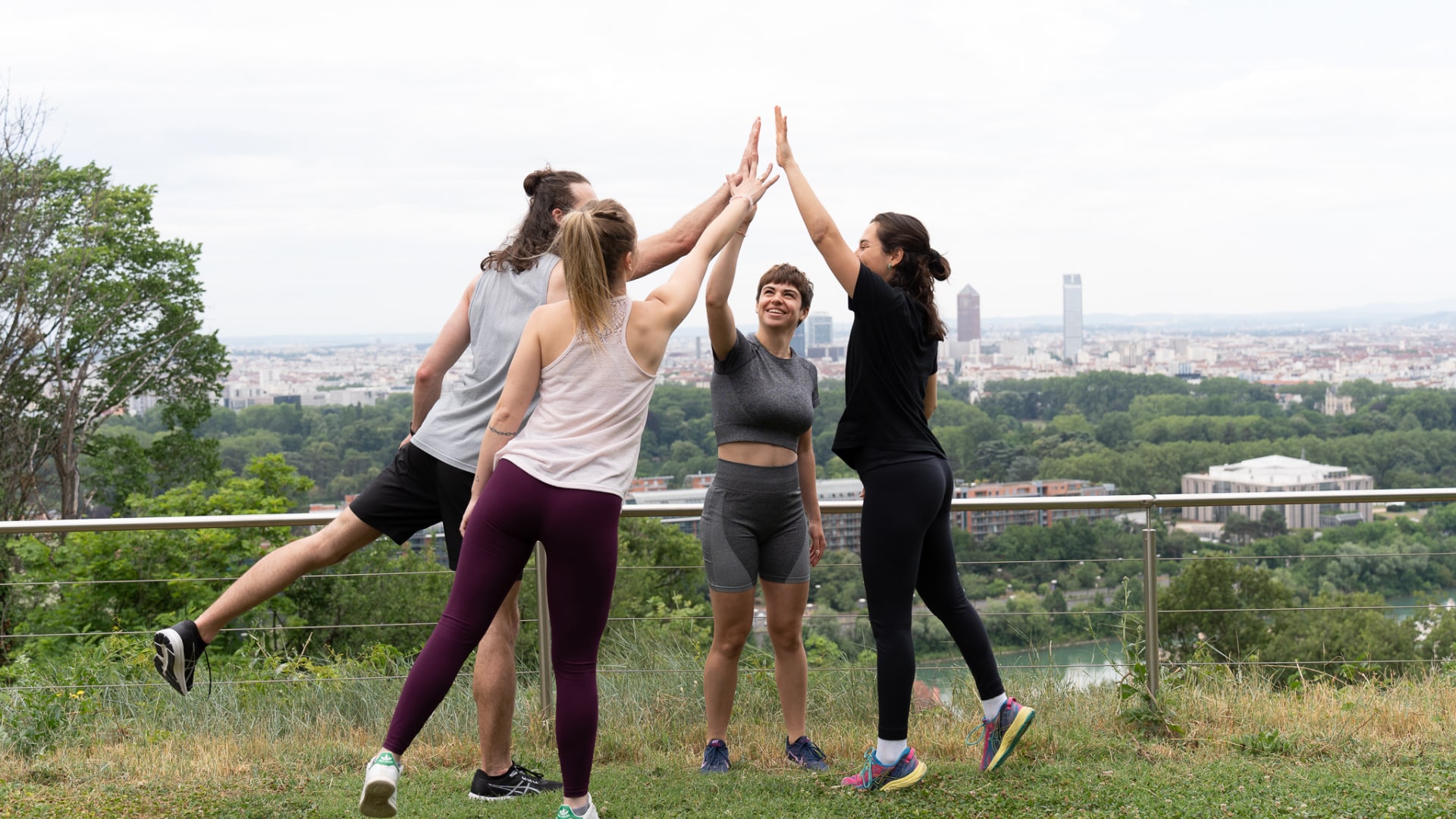 des perssonnes se tapant dans la main